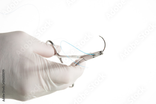 NEEDLE HOLDER AND SUTURE