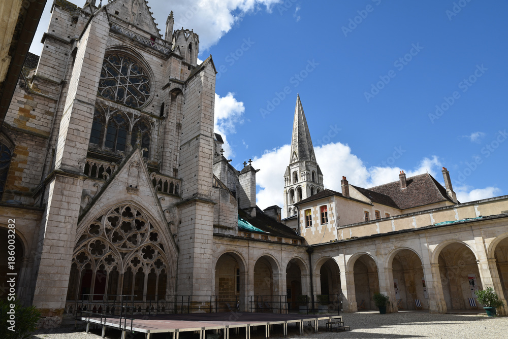 Cloître de l'abbaye Saint-Germain à Auxerre en Bourgogne, France