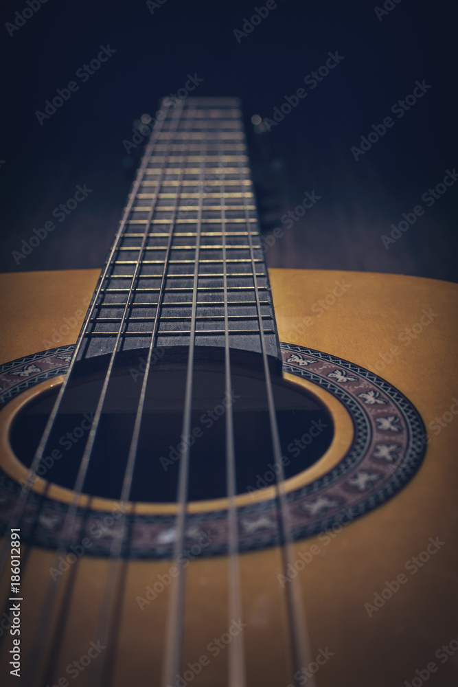 Akustikgitarre vor Holzhintergrund Akustikgitarre vor Holzhintergrund