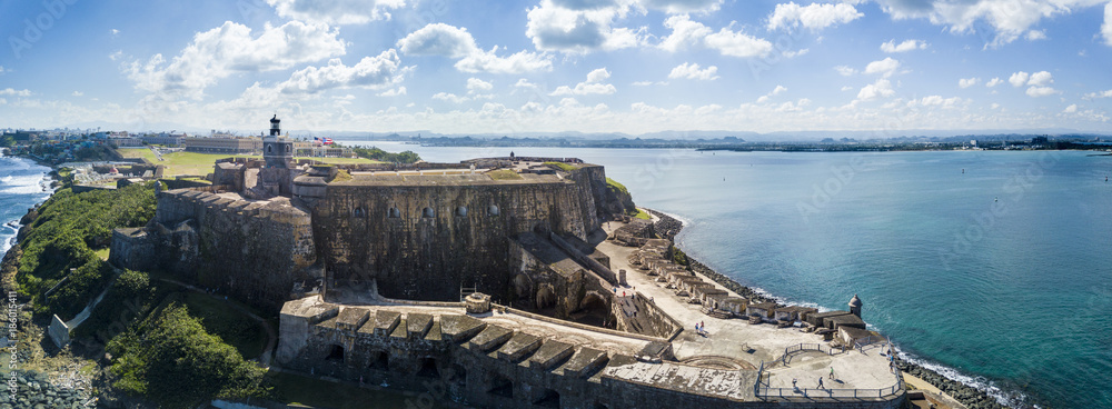 Fototapeta premium Powietrzna panorama El Morro fort i San Juan, Puerto Rico.