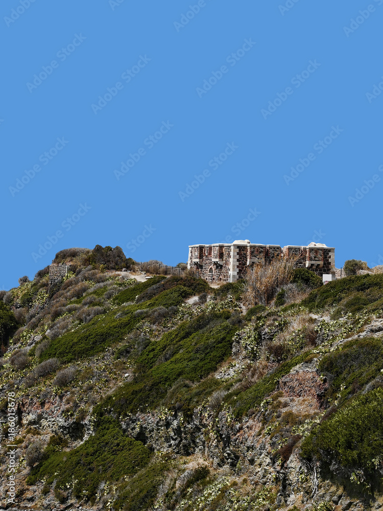 Ancienne forteresse au bord d'une falaise
