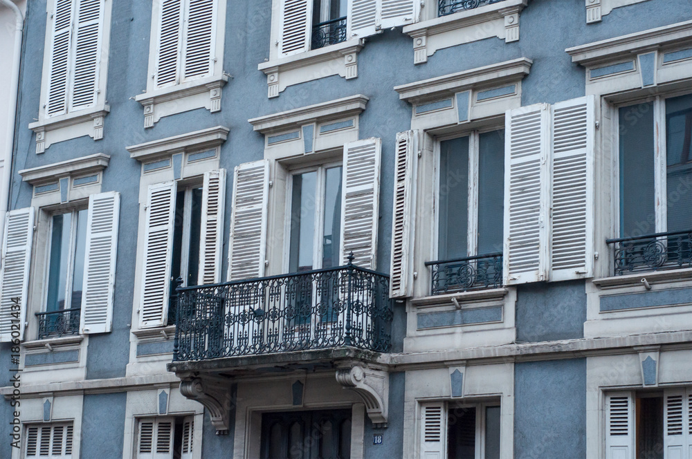 détail architecture immeuble ancien à Mulhouse détail architecture immeuble ancien à Mulhouse
