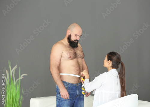 Young female doctor measuri...