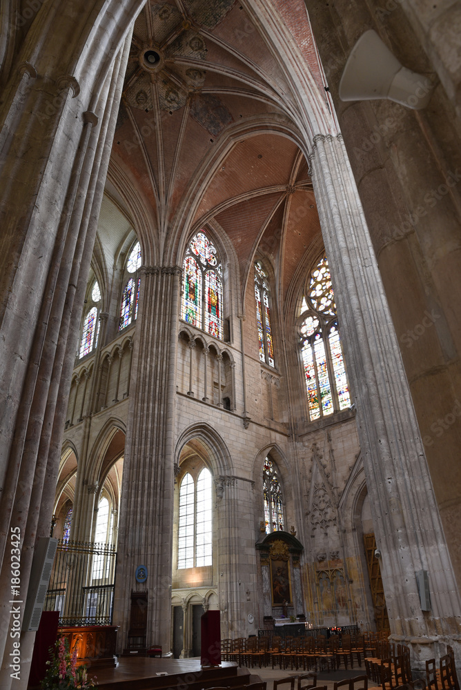 Nef de la cathédrale d'Auxerre en Bourgogne, France