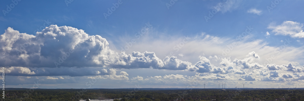 Schönes Wolkenpanorama von Lüneburg mit Windrädern
