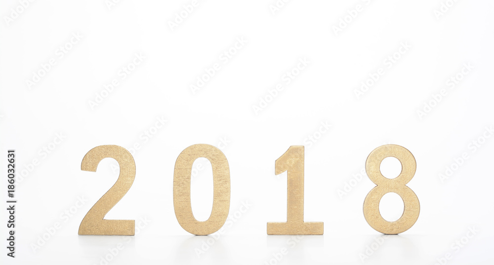 Año nuevo de dos mil dieciocho en letras de madera dorada sobre fondo blanco, 2018 Año nuevo de dos mil dieciocho en letras de madera dorada sobre fondo blanco, 2018