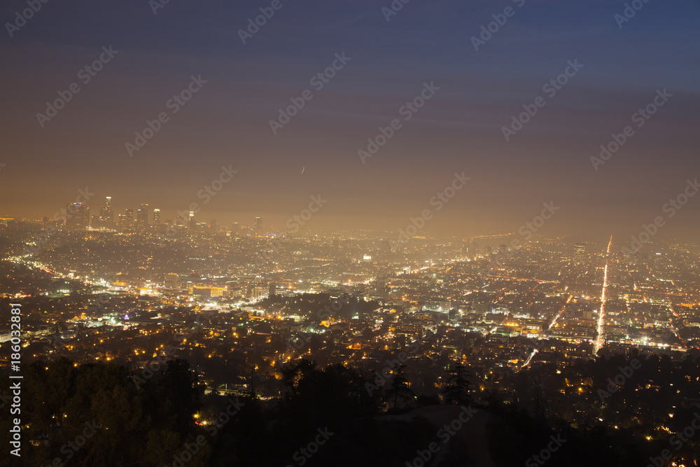 Obraz premium Panoramic view of night skyline of Los Angels viewed from Griffith Observatory 
