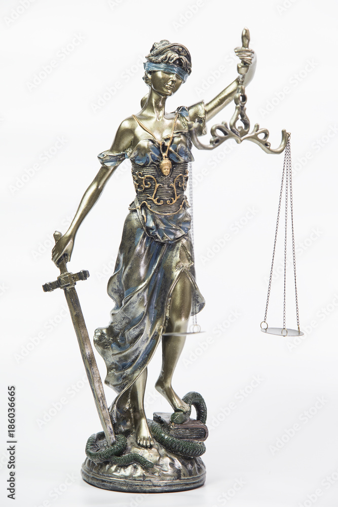 Obraz premium Statue of justice isolated on white background 