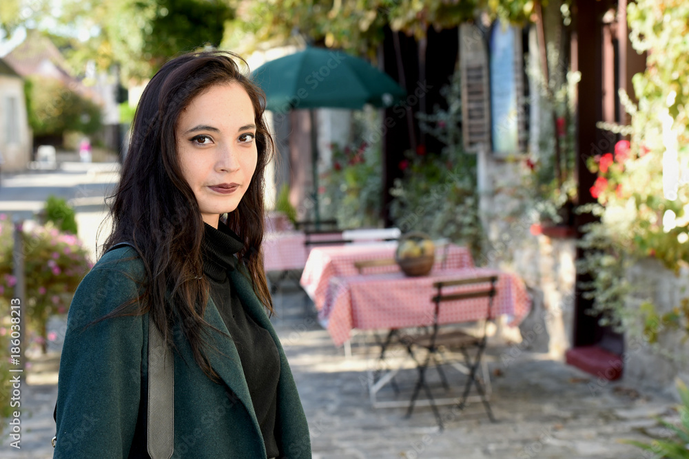 jeune femme se promenant dans la rue à l'automne jeune femme se promenant dans la rue à l'automne