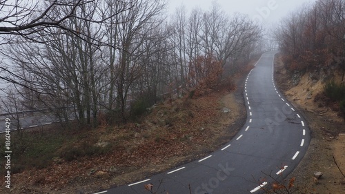 Carretera de montaña con niebla 