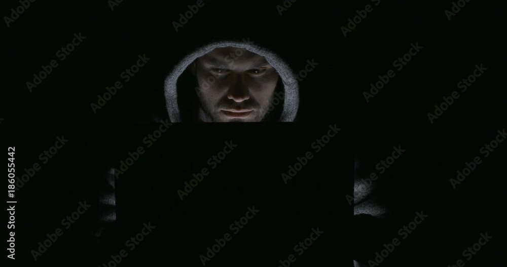 hacker devant son écran d'ordinateur 