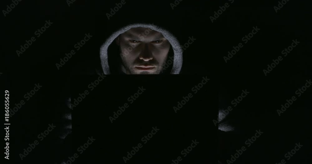 hacker devant son écran d'ordinateur 