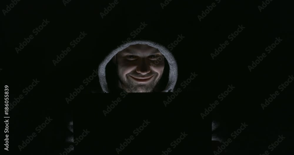 hacker devant son écran d'ordinateur 