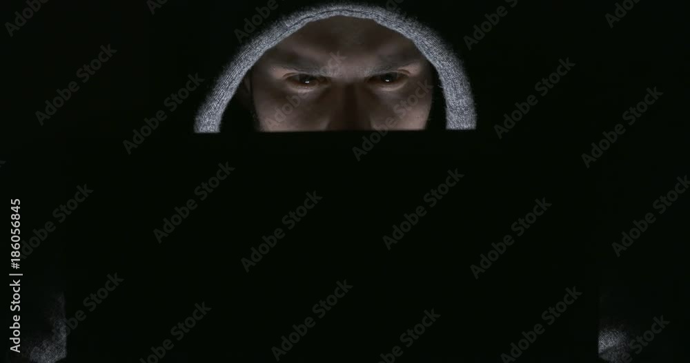 hacker devant son écran d'ordinateur 