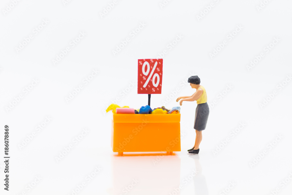 Miniature people : Shoppers with discount for shopping items using as shopping business concept. Miniature people : Shoppers with discount for shopping items using as shopping business concept.