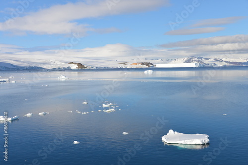 Antarctica ice floating © vormenmedia