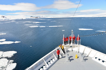 Fotobehang Zuidpoolgebied Cruiseschip in Antarctische wateren  © vormenmedia