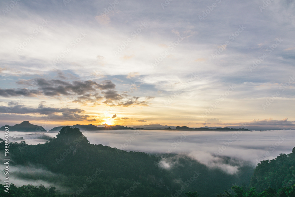 Obraz premium Sunrise at Baan Jabo in thailand