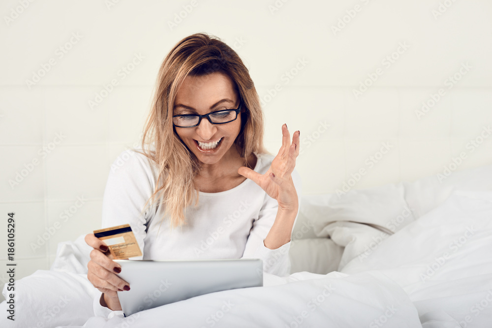 Glückliche Frau macht online shopping mit ihrer Kreditkarte Glückliche Frau macht online shopping mit ihrer Kreditkarte