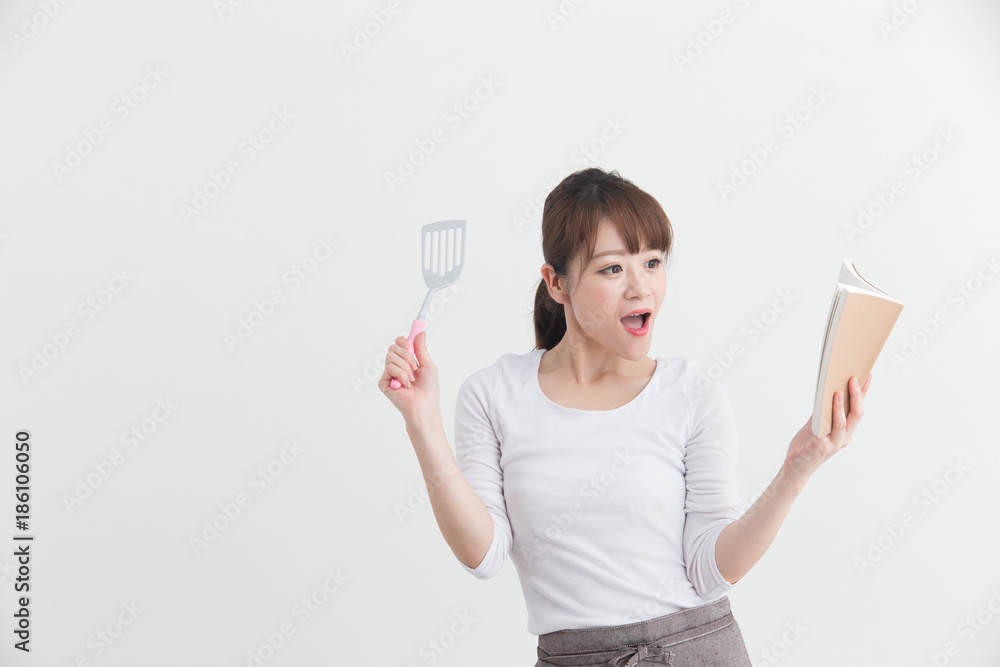 エプロン姿の女性・白バック