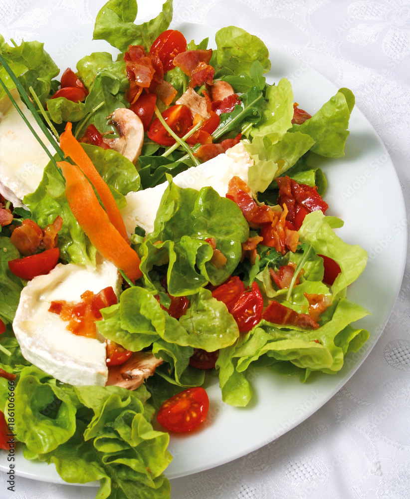 Salad prepared with goat cheese and bacon Salad prepared with goat cheese and bacon
