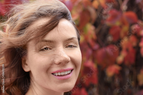 Beautiful smiling woman pos...
