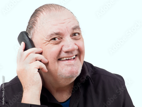 portrait vieil homme au téléphone sur fond blanc