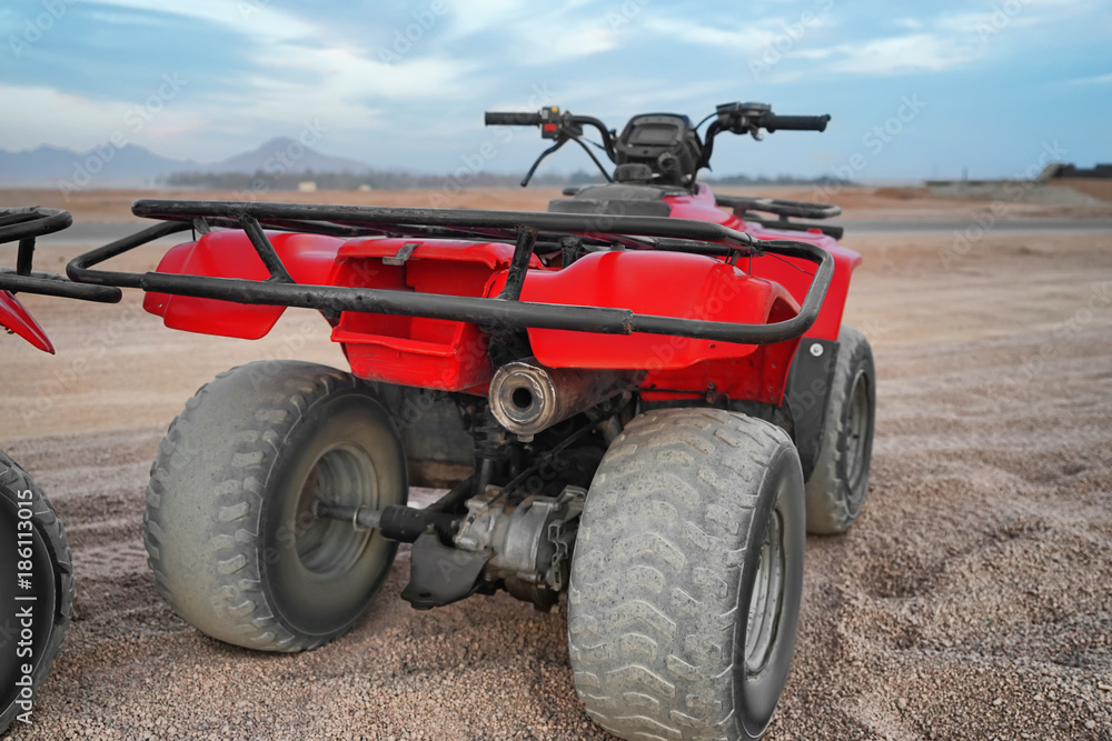Obraz premium Modern quad bike in desert