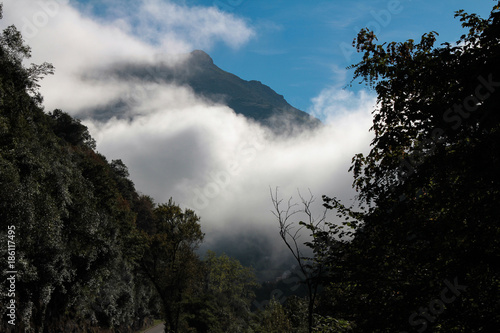 Europas Schönheiten der Stand, Land, Natur und Straßen mit Sonne, Wolken und Nebel