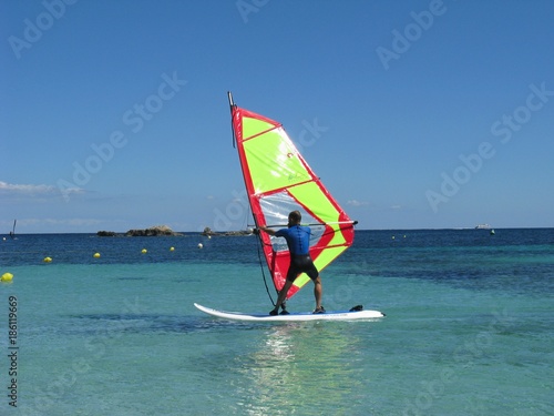Windsurfer in der Bucht von Es Pujols auf Formentera