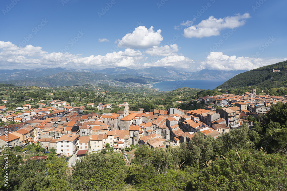 Das Dorf San Givanni a Pirlo über dem Golf von Policastro im Cilento