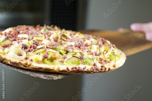 Speckkuchen frisch aus dem Hofen