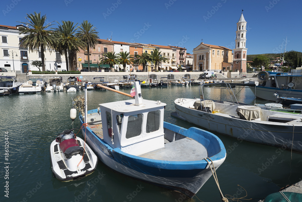 Fischerboote im malerischen Hafen von Scario an der Küste des Cilento, Kampanien, Italien