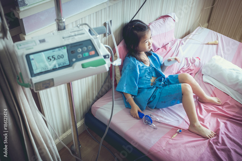 Obraz na płótnie Illness asian child admitted with saline iv drip on hand. w salonie