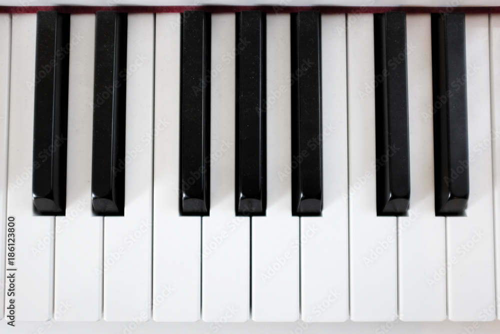 Touches d'un piano neuf Touches d'un piano neuf