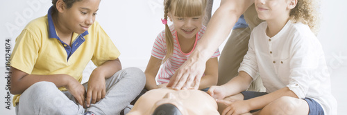 Canvas Print Children and manikin for resuscitation