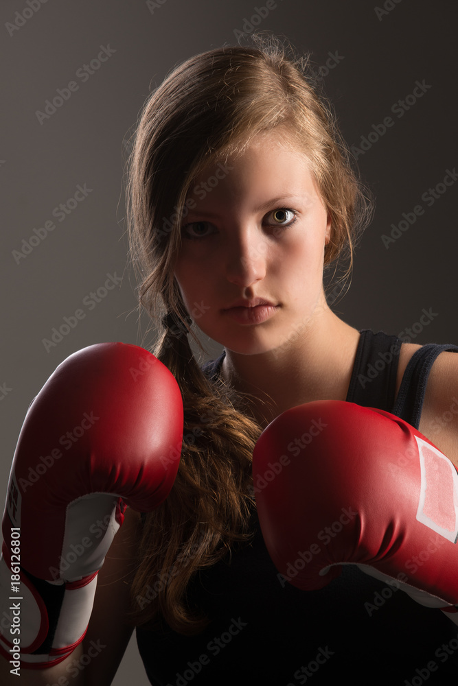 Mädchen mit Boxhandschuh