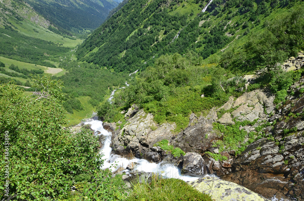 Западный Кавказ, горная река Имеретинка. Кавказский биосферный заповедник в солнечный день в августе