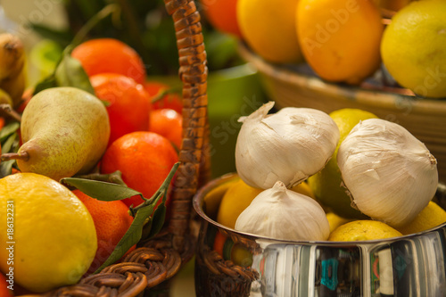 Teste d'aglio e frutta vitaminica