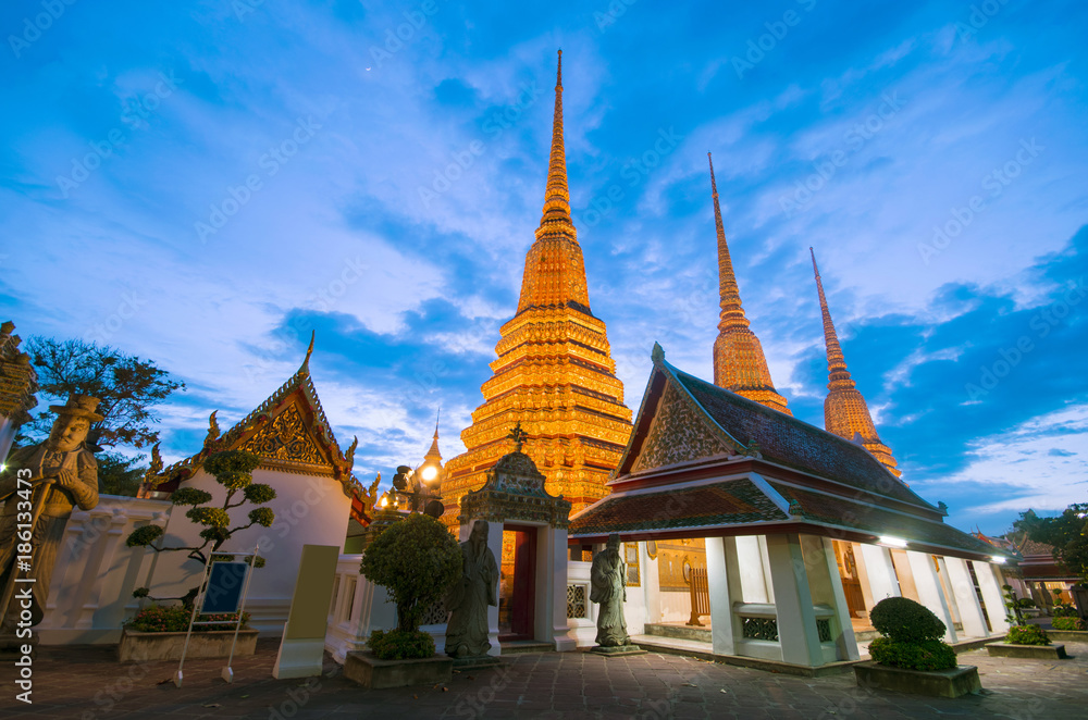 Fototapeta premium Landmark of BAngkok, Wat pho at dusk