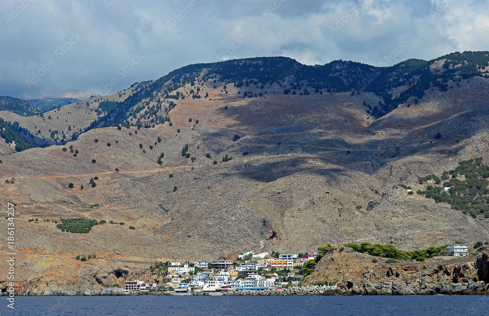Berge und Küstenort auf Kreta