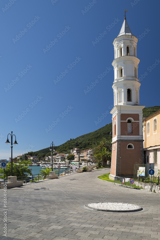 Weißer Kirchturm gegen einen blauen Himmel am Hafen von Scario an der Küste des Mittelmeeres im Cilento, Kampanien, Italien