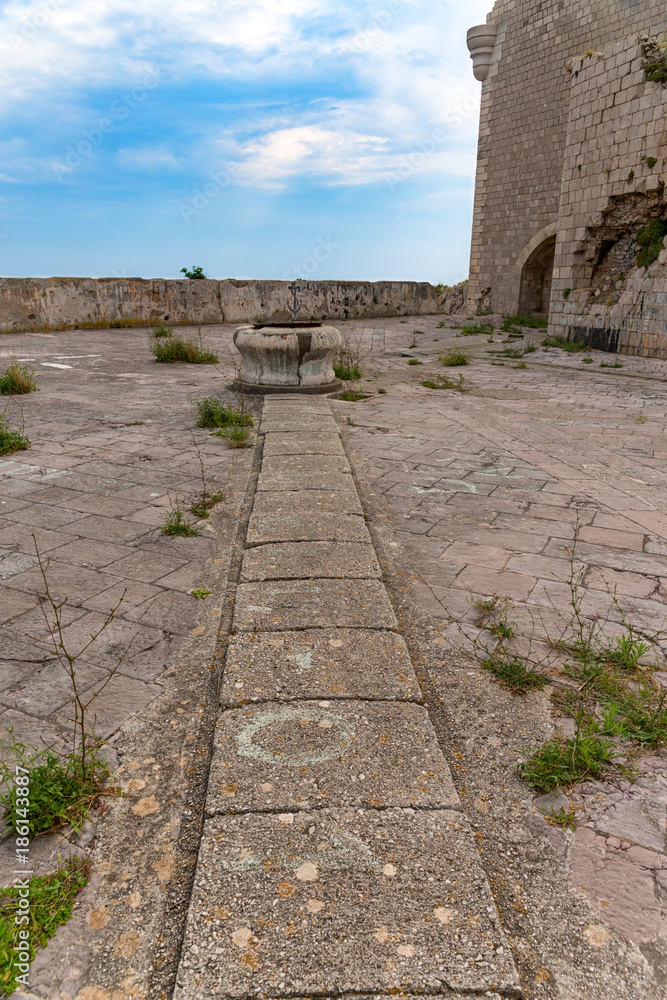 Steinboden mit Brunnen in der Festung Prevlaka in Kroatien