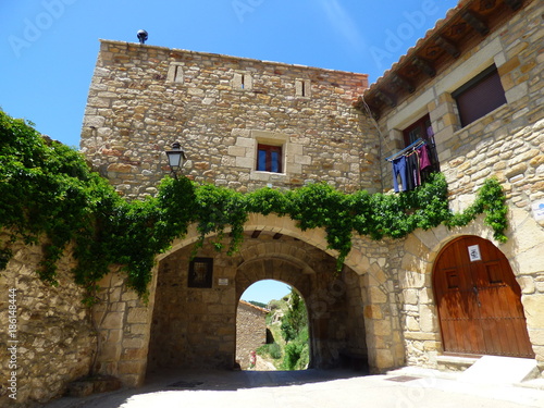 Fototapeta Naklejka Na Ścianę i Meble -  Castillo de Puertomingalvo. Pueblo con encanto de Teruel en Aragón, España