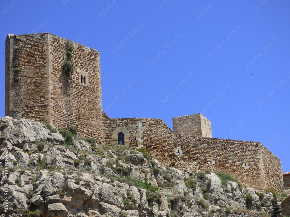 Castillo de Puertomingalvo. Pueblo con encanto de Teruel en Aragón, España