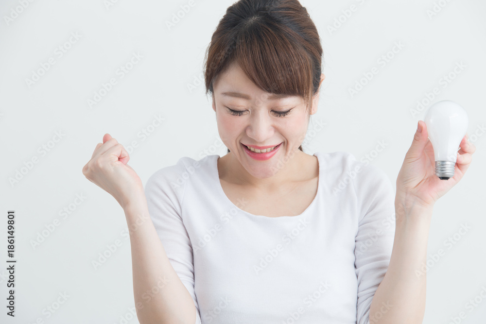 電球・女性(白バック) 電球・女性(白バック)