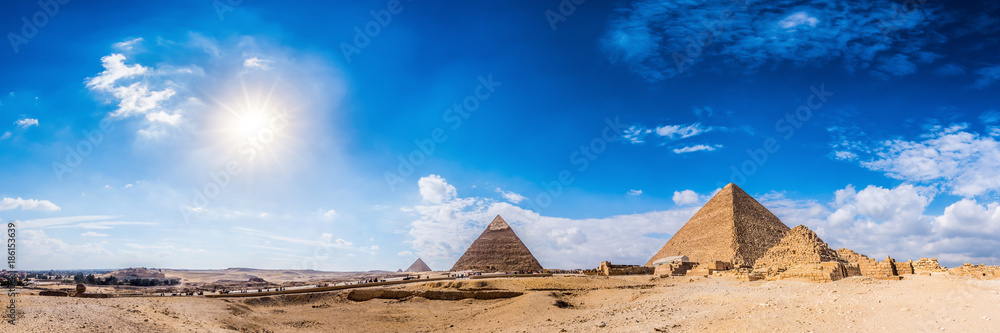 Fototapeta premium Panorama okolicy z wielkimi piramidami w Gizie w Egipcie