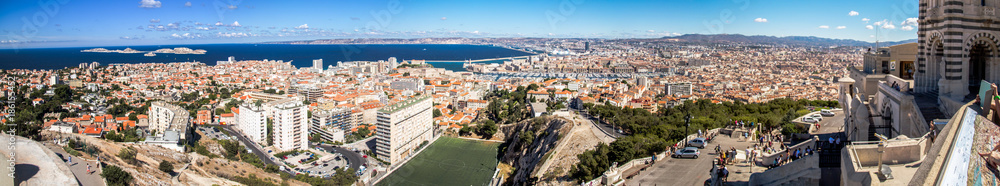 Vue panoramique sur Marseille et le Vieux Port depuis Notre-Dame de la Garde
