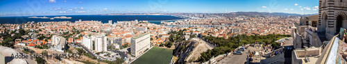 Vue panoramique sur Marseille et le Vieux Port depuis Notre-Dame de la Garde