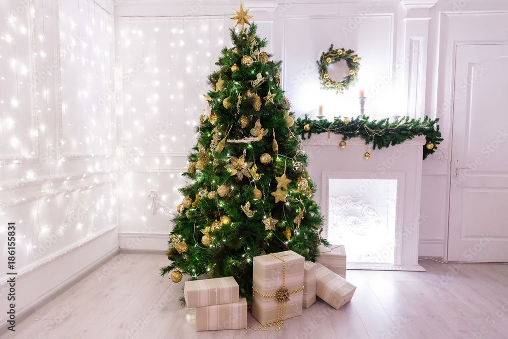 Obraz premium Christmas tree with gifts and fireplace